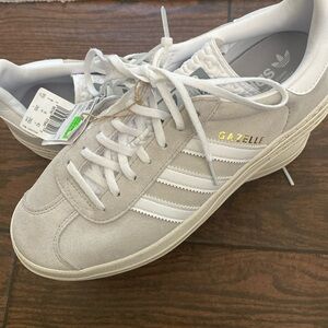 New ! Women’s Adidas 91/2 Grey Gazelle Bold.